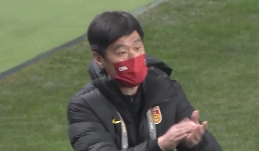 乔飞云笑道：我听说陈福这个人收入比较高，一年到手差不多有六七十万美金，妥妥的中产阶级，而其这个人很顾家，家庭也很圆满，有两个女儿和两个儿子，老婆在家做全职太太，对吧？费浩洋耸了耸肩膀：可能是吧，他的情况我也不是很清楚，怎么了？乔飞云笑道：我打算，让那帮忍者先把他老婆孩子绑架，然后以此做威胁，逼着他把这些忍者安排到宴会厅来工作，这样的话，警方调查这帮忍者，就自然会调查到陈福的头上，当他们发现这帮人是通过绑架陈福的家人、逼迫陈福做了内鬼、从而顺利绑走了顾秋怡，他们的破案方向就自然会被转移，而且会完美避开您这一层。
